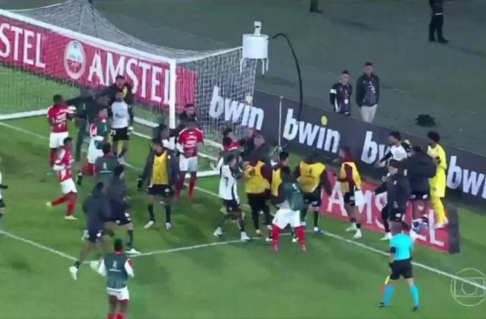 Confusão marca fim de Santa Fé e Corinthians após empate pela Libertadores