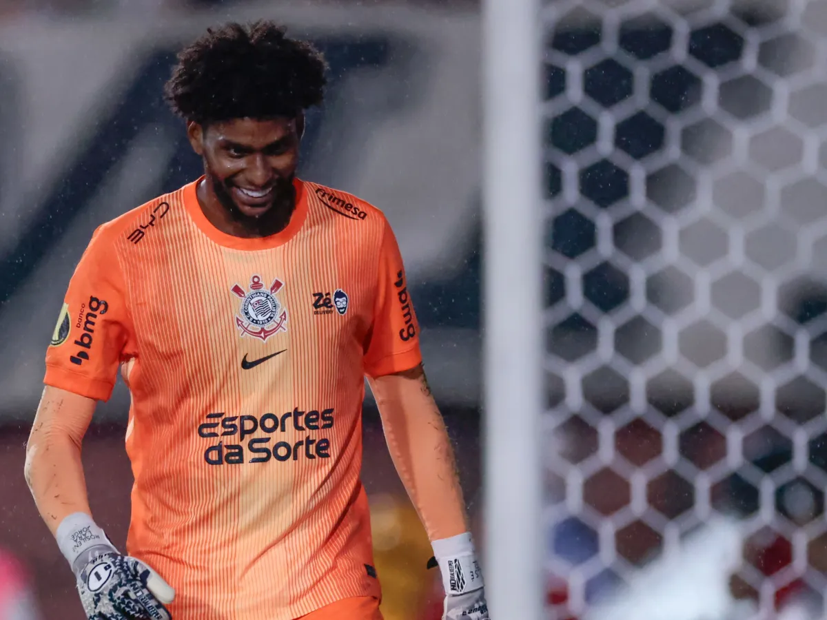 Hugo Souza revela sonho de disputar a Copa do Mundo e vive expectativa por convocação